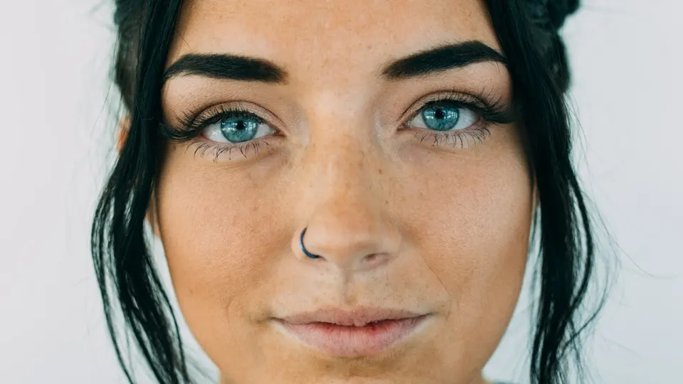 Mujer con expresión natural para artículo sobre Botox en Naguanagua, Valencia