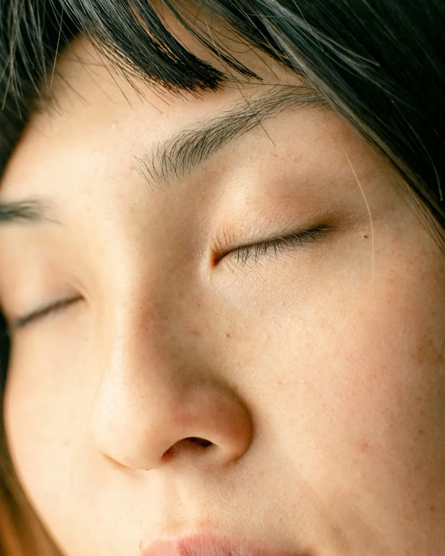 Primer plano del tercio superior del rostro de una mujer con la piel natural