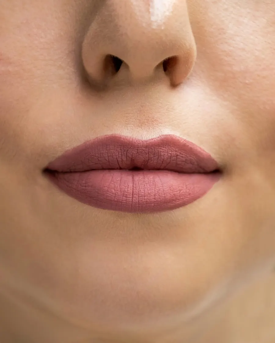 Primer plano de unos labios definidos con un resultado natural